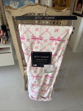 Betsey Johnson White and Pink Ribbon Bows Plush Throw Blanket